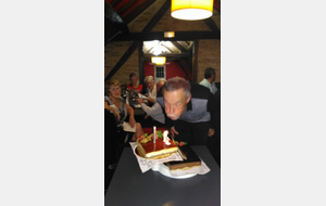 Marc a soufflé les bougies du gâteau anniversaire